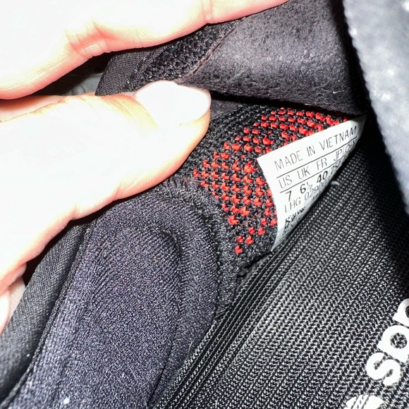 Yeezy 350 Boost V2 Black/Red - Picture 4 of 5